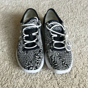 Women’s UA shoes